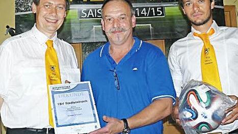 Im Namen des BFV-Spielkreises Bamberg-Bayreuth-Kulmbach überreichte Horst Deller (Mitte) dem TSV-Vorsitzenden Roland Wolfrum (links) die Meisterschaftsurkunde der Kreisklasse Kulmbach für das Spieljahr 2014/15 und hatte für Kapitän Dominik Hellmuth einen Spielball parat.  Foto: Klaus-Peter Wulf