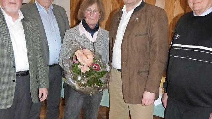 Für 40 Jahre Zugehörigkeit zum Frankenwaldverein wurde Karin Heinemann geehrt. Unser Bild zeigt sie mit (von links) Obmann Hans Werther, Stellvertreter Helmut Horn, Stadtrat Ingo Lehmann und Schriftführer Herbert Janka. Fotos: Werner Reißaus