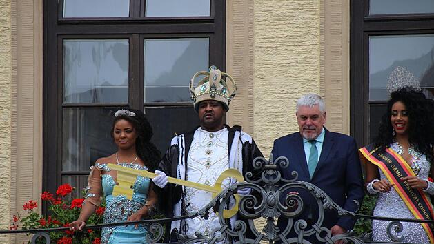 Coburgs Oberbürger Norbert Tessmer auf dem Rathausbalkon bei der symbolischen Schlüsselübergabe an die Samba-Majestäten aus Rio de Janeiro.Foto: Jochen Berger
