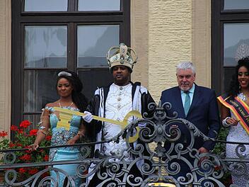 Coburgs Oberb&uuml;rger Norbert Tessmer auf dem Rathausbalkon bei der symbolischen Schl&uuml;ssel&uuml;bergabe an die Samba-Majest&auml;ten aus Rio de Janeiro.Foto: Jochen Berger