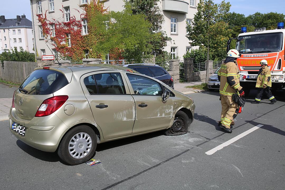 Hof: Autofahrerin kracht in geparktes Fahrzeug und wird schwer verletzt