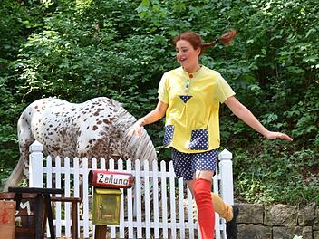 Pippi Langstrumpf (Frida Pötsch) zieht mit Äffchen und Pferd in die Villa Kunterbunt ein. Foto: Gabi Arnold
