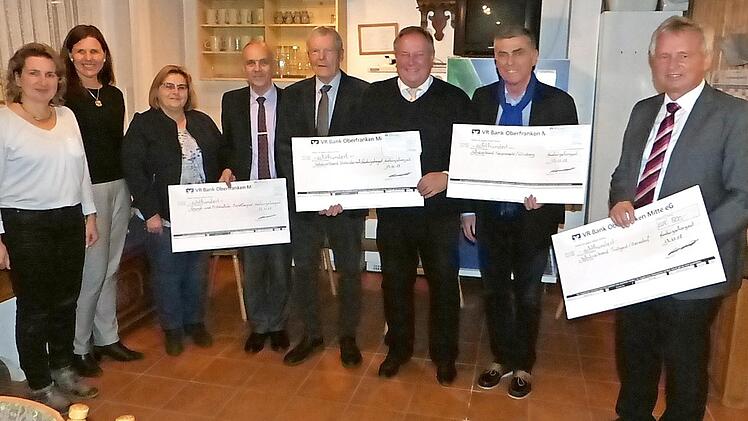 Bei der Spendenübergabe (von links): Bürgermeisterin Doris Leithner-Bisani aus Ludwigschorgast, Schulrätin Kerstin Zapf, Heidrun Ramming von der Grundschule Untersteinach-Ludwigschorgast, Bürgermeister Franz Uome (Marktleugast), Reinhold Marlok sowie die Bürgermeister Volker Schmiechen (Untersteinach), Siegfried Decker (Neuenmarkt) und Werner Diersch (Trebgast) Fotos: Klaus-Peter Wulf