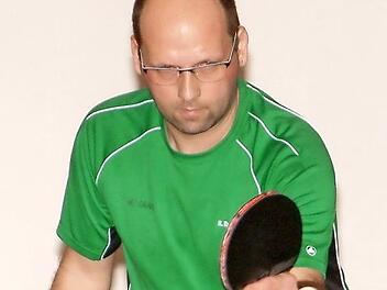 Beim knappen 9:7-Auswärtssieg des SV Langenau beim TSV Ebersdorf in der Bezirksklasse B blieb der SVler Michael Russ (Bild) in seinen beiden Einzeln und im Doppel mit Benjamin Vetter ungeschlagen.  Foto: H. Franz