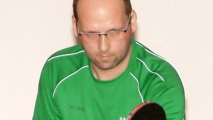 Beim knappen 9:7-Auswärtssieg des SV Langenau beim TSV Ebersdorf in der Bezirksklasse B blieb der SVler Michael Russ (Bild) in seinen beiden Einzeln und im Doppel mit Benjamin Vetter ungeschlagen.  Foto: H. Franz