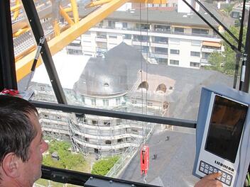 Von seinem Führerhaus aus hat Georg Schwab die gesamte Baustelle im Blick, unten das Kurhausbad.