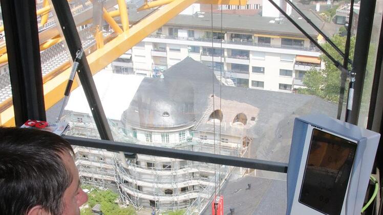 Von seinem Führerhaus aus hat Georg Schwab die gesamte Baustelle im Blick, unten das Kurhausbad.