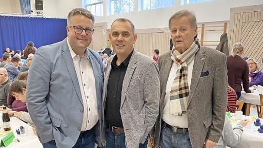 Kreisvorsitzender Klaus Nenninger (rechts) und Kreisgeschäftsführer Alexander Wunderlich (Mitte) geben ihre Ämter beim VdK ab, Marc Benker (links) ist bereit den Vorsitz zu übernehmen. Unser Bild entstand bei einem Theaterabend in Kupferberg. Foto: privat