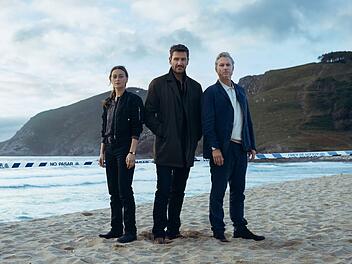 Kommissarin Mercédes Navarro (Mercedes Müller) und ihr Kollege Kommissar Adrían Martinéz (Dirk Borchardt, rechts) bekommen mit Hauptkommissar David Acosta (Michael Epp) einen neuen Chef. Gemeinsam ermitteln sie im Fall einer ermordeten Einheimischen in und um Santiago de Compostela.