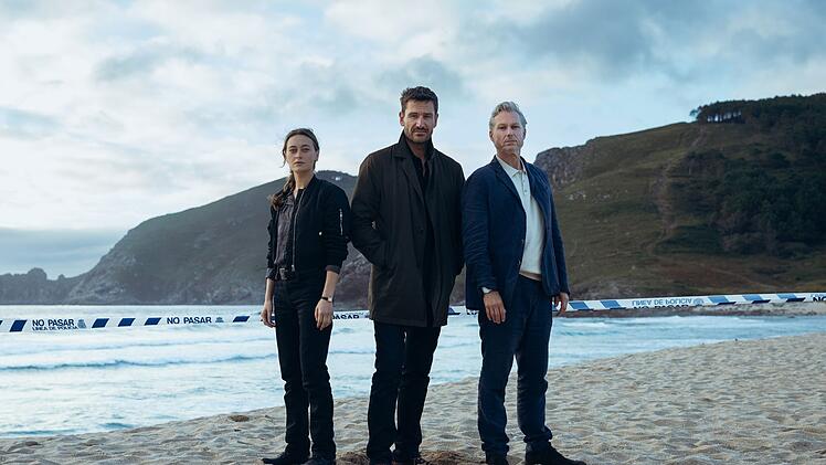 Kommissarin Mercédes Navarro (Mercedes Müller) und ihr Kollege Kommissar Adrían Martinéz (Dirk Borchardt, rechts) bekommen mit Hauptkommissar David Acosta (Michael Epp) einen neuen Chef. Gemeinsam ermitteln sie im Fall einer ermordeten Einheimischen in und um Santiago de Compostela.