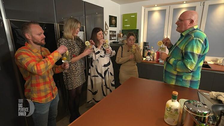 Aperitif wie im Küchenstudio: Tatsächlich ist Gastgeber Frank (r.) der Inhaber eines solchen