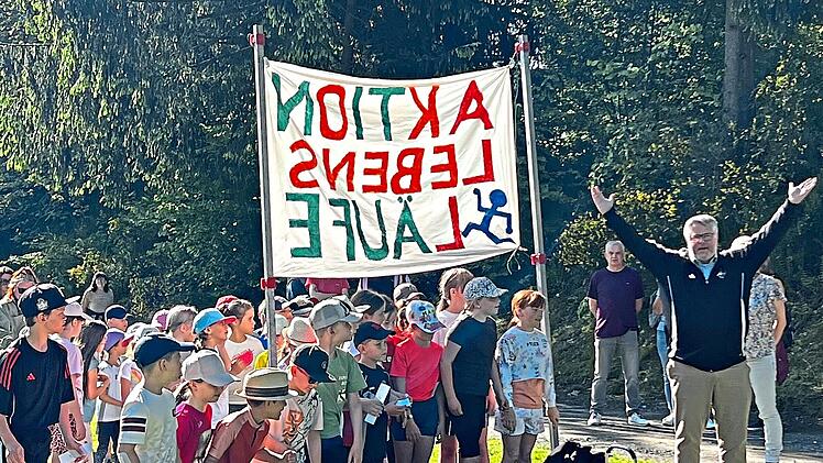 Nach dem Start durch B&uuml;rgermeister Marc Benker (rechts) erliefen die Marktschorgaster Schulkinder an der frischen Luft genau 1552,08 Euro f&uuml;r ihr eigenes Schulgel&auml;nde.Schule Marktschorgast