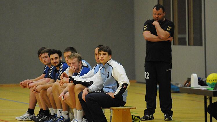 Die Skepsis überwiegt. Auch bei Hammelburgs Trainer Jürgen Scheller (rechts). Foto: ssp