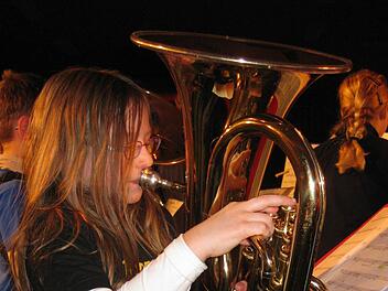 Nur mit Ständer kann Lisa Reuß ihr Euphonium spielen. Foto: Lieb