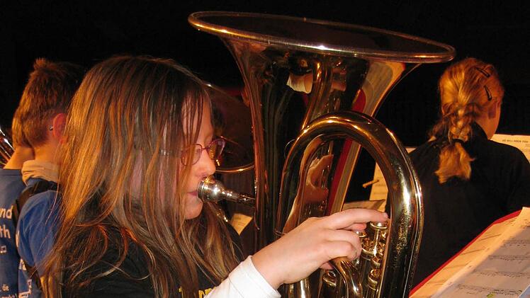 Nur mit Ständer kann Lisa Reuß ihr Euphonium spielen. Foto: Lieb