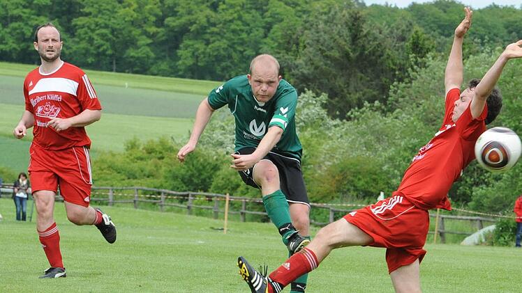 Szenen vom Relegationsspiel zwischen dem TSV Rothhausen/Thundorf (rote Trikots) und der DJK Weichtungen (5:2 n.V.).