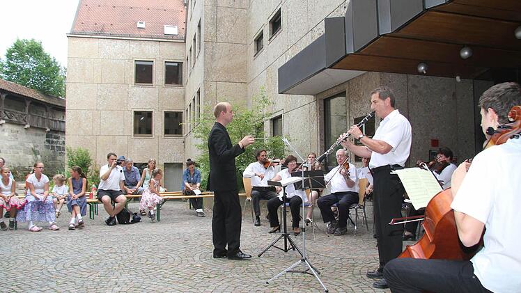 Im Rathaus-Innenhof wurde musiziert.