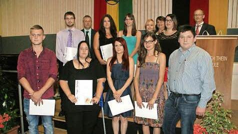 Der Freundeskreis der Berufsschule, Unternehmensvertreter und die Kreishandwerkerschaft übergaben Preise an Absolventen mit besonderen Leistungen in den verschiedenen Ausbildungsfeldern der Berufsschule und in den Berufsfachschulen.