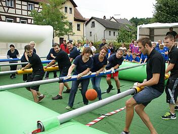 Viel Spaß hatten die teilnehmenden Mannschaften wie auch die Zuschauer beim Menschenkicker-Turnier, das die SG Eltmann anlässlich der Wirtenkerwa in Eltmann ausrichtete. Foto: Sabine Weinbeer
