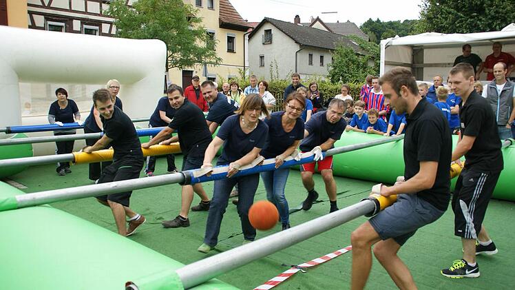 Viel Spaß hatten die teilnehmenden Mannschaften wie auch die Zuschauer beim Menschenkicker-Turnier, das die SG Eltmann anlässlich der Wirtenkerwa in Eltmann ausrichtete. Foto: Sabine Weinbeer