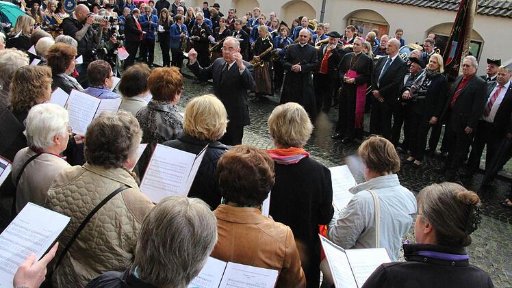 Erzbischof Georg Gänswein, Präfekt des Päpstlichen Haushaltes von papst Franziskus und Benedikt XVI., wurde bei seinem Besuch in Höchstadt herzlich empfangen. Foto: Christian Bauriedel