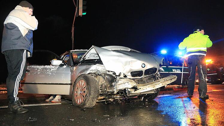 Auf der B289 bei Zettlitz (Kreis Lichtenfels) ist es am Montagabend zu einer Kollision zwischen zwei Autos gekommen. Foto: Ferdinand Merzbach