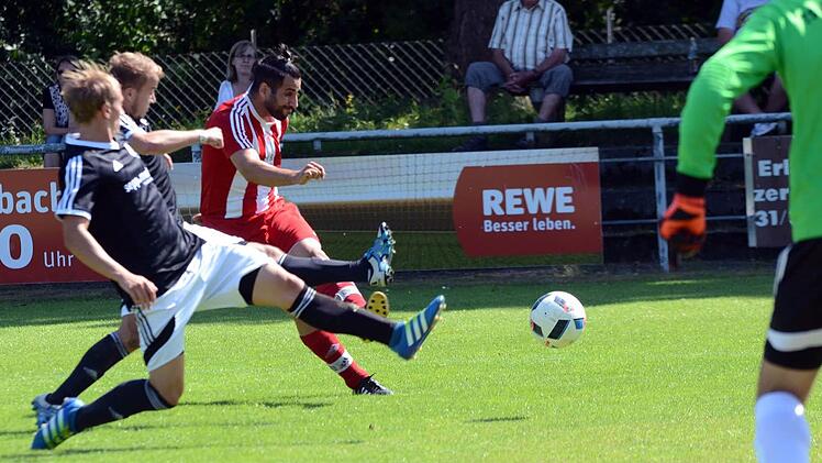 TSV Röttenbach - SV Buckenhofen. Im Synchronschritt versuchen zwei Röttenbacher, den Neu-Buckenhofener Volkan Güla am Schuss zu hindern. Der Stürmer traf zwar nicht, dennoch gewannen die Gäste 3:1.  Foto: herzopress