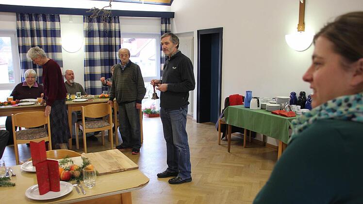 Pfarrer Grosser und Barbara Denninger (rechts) freuten sich über die gute Resonanz auf die Einladung zum Adventsessen am Donnerstag
