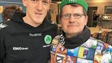 Nicht nur der vom FC Getafe ausgeliehene Johannes van den Bergh (li.) versorgte Josef Messingschlager mit einem Autogramm.