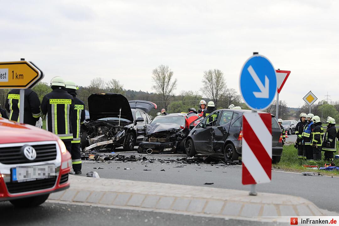 Ammerndorf: Zusammenprall zwischen drei  Autos – Frau schwer verletzt