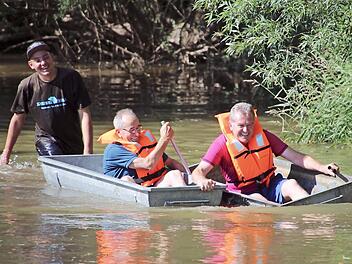 In den "Fluten” der Ebrach maßen sich auch Bürgermeister Hans Beck (rechts) und Gemeinderat Heinrich Wiesneth.  Foto: Evi Seeger