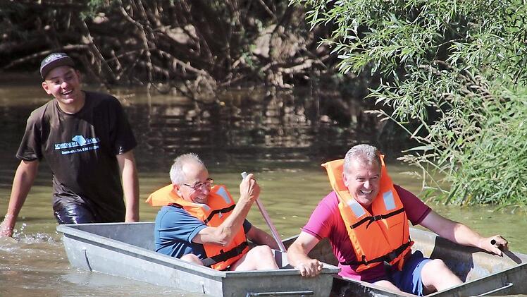 In den "Fluten” der Ebrach maßen sich auch Bürgermeister Hans Beck (rechts) und Gemeinderat Heinrich Wiesneth.  Foto: Evi Seeger