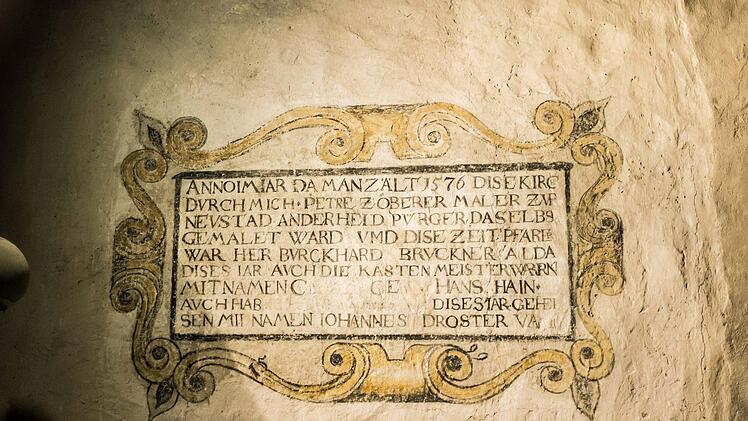 Inschrift im Chorraum der Michaelskirche FechheimFoto: