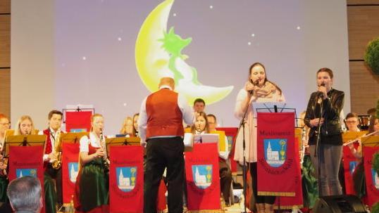 Höhepunkte des Abends waren die vom Musikverein Steinbach am Wald zusammen mit den Sängerinnen Sophie und Luisa Wäcker angestimmten Stücke.