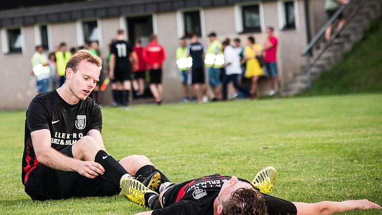 Nach der Niederlage in Relegations-Runde 1 gegen den VfB Kulmbach waren die Spieler des TSV 08 Kulmbach niedergeschlagen, jetzt können sie wieder auf den Aufstieg in die Kreisliga hoffen  Alexander Muck