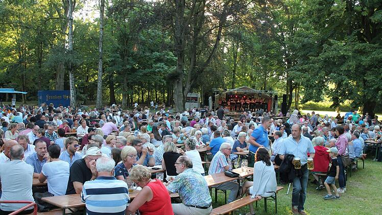 Die B&auml;nke waren w&auml;hrend des Schlossparkfestes gut gef&uuml;llt. Foto: Herbert Fischer