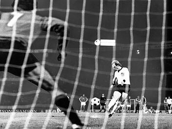 Die "Nacht von Belgrad" begleitete Uli Hoeneß (Mitte) seine ganze Karriere: Beim ersten Elfmeterschießen bei einem großen Fußball-Turnier schießt der Münchner im EM-Finale 1976 seinen Elfer über das Tor in den Belgrader Nachthimmel.  Foto: Imago