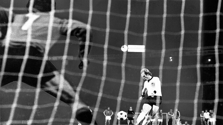 Die "Nacht von Belgrad" begleitete Uli Hoeneß (Mitte) seine ganze Karriere: Beim ersten Elfmeterschießen bei einem großen Fußball-Turnier schießt der Münchner im EM-Finale 1976 seinen Elfer über das Tor in den Belgrader Nachthimmel.  Foto: Imago
