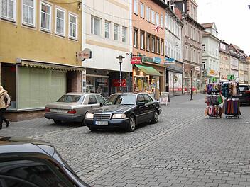 Auf diesem Archivfoto fahren Autos noch während der Anlieferungszeit durch den Steinweg. Die Coburger FDP könnte sich vorstellen, die jetzige Fußgängerzone in eine verkehrsberuhigte Einbahnstraße umzuwandeln.Foto: Archiv / Oliver Schmidt