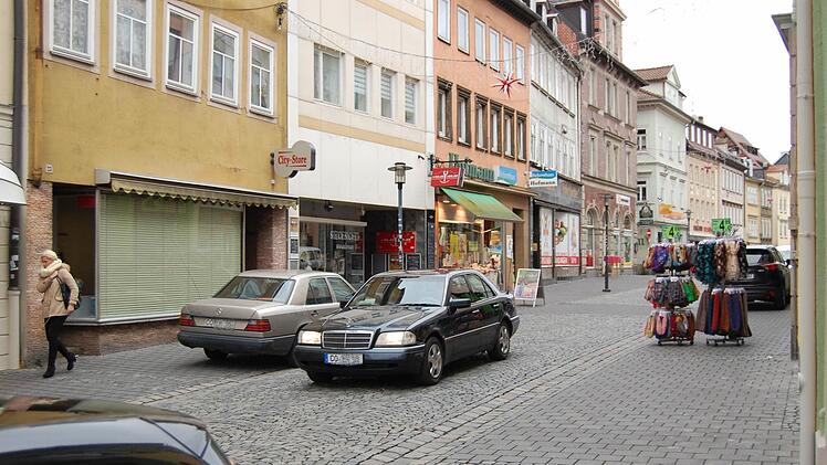 Auf diesem Archivfoto fahren Autos noch während der Anlieferungszeit durch den Steinweg. Die Coburger FDP könnte sich vorstellen, die jetzige Fußgängerzone in eine verkehrsberuhigte Einbahnstraße umzuwandeln.Foto: Archiv / Oliver Schmidt