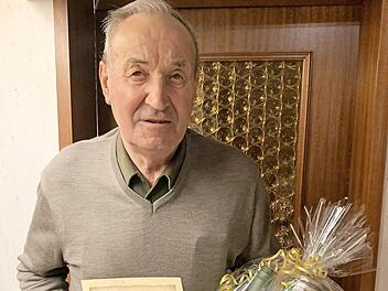Walter Erhard wurde für 60 Jahre Mitgliedschaft beim TSV Arshausen geehrt - unter Einhaltung der aktuell geltenden Hygieneregeln. Foto: Holger Schmitt