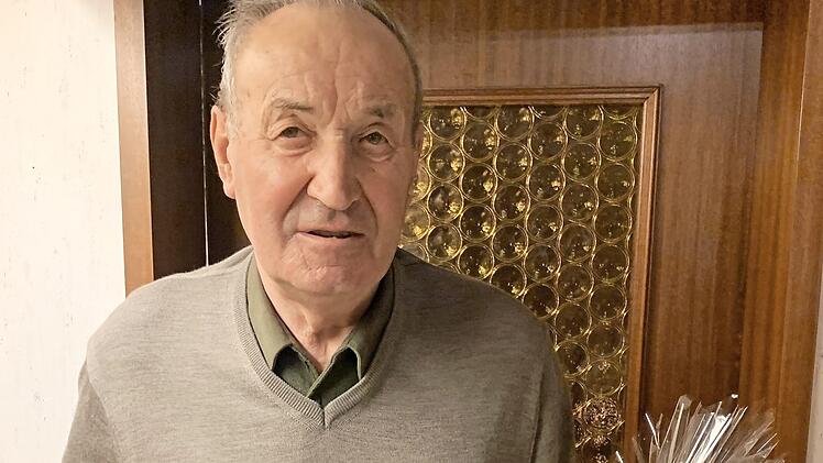 Walter Erhard wurde für 60 Jahre Mitgliedschaft beim TSV Arshausen geehrt - unter Einhaltung der aktuell geltenden Hygieneregeln. Foto: Holger Schmitt