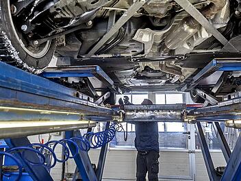 Ältere Familienautos haben es beim TÜV oft schwer.