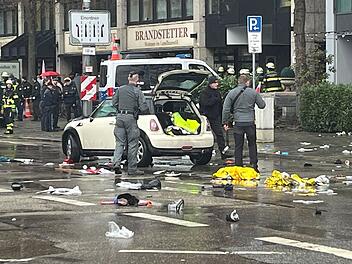 Auto rast in Menschenmenge in M&uuml;nchen: 15 Verletzte