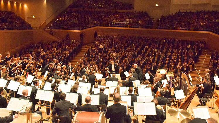 Blick von der Empore über das Orchester in den voll besetzten Keilberth-Saal Foto: Ronald Rinklef