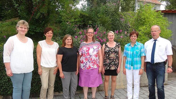 Die Absolventinnen aus dem Landkreis Bad Kissingen: Birgit Kirchner, Gabriele Schmitt, Kerstin Angelika Röder und Martina Lenk mit Prüfungsausschussvorsitzende Heidi Then (links), Schulleiterin Doris Hartan-Khan (2. von rechts) und Stefan Fella vom Amt für Ernährung, Landwirtschaft und Forsten (rechts). Foto: Marion Eckert