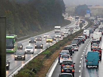 Die A 3 ist immer überfüllt. Dieses Bild, kurz vor der Raststätte Aurach, zeigt sich den Autofahrern seit Monaten.  Foto: Michael Busch