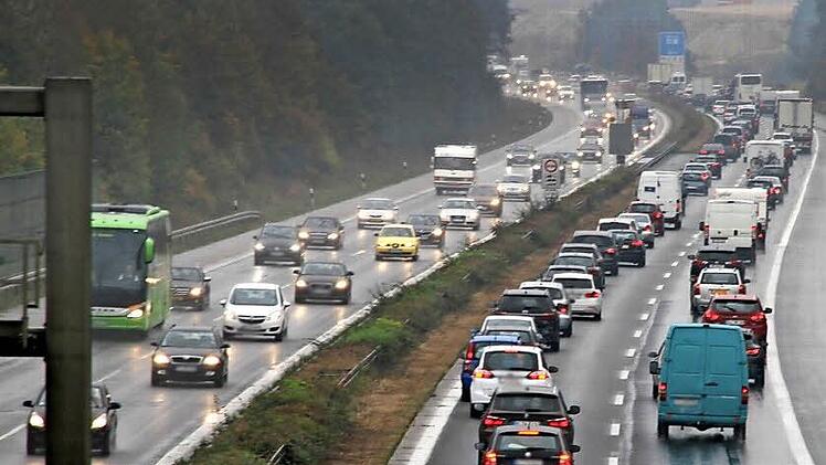 Die A 3 ist immer überfüllt. Dieses Bild, kurz vor der Raststätte Aurach, zeigt sich den Autofahrern seit Monaten.  Foto: Michael Busch