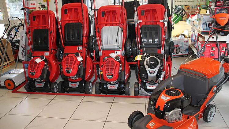 Ob batteriebetrieben, elektrisch, mit Benzin oder ganz modern als Mähroboter - bei Motorgeräte Heinecke gibt es Rasenmäher in allen Variationen.  Foto: Stephan Stöckel