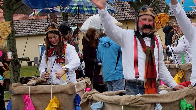 Diese "bunte Faschingscrew" flog über Eltmann Foto: Günther Geiling